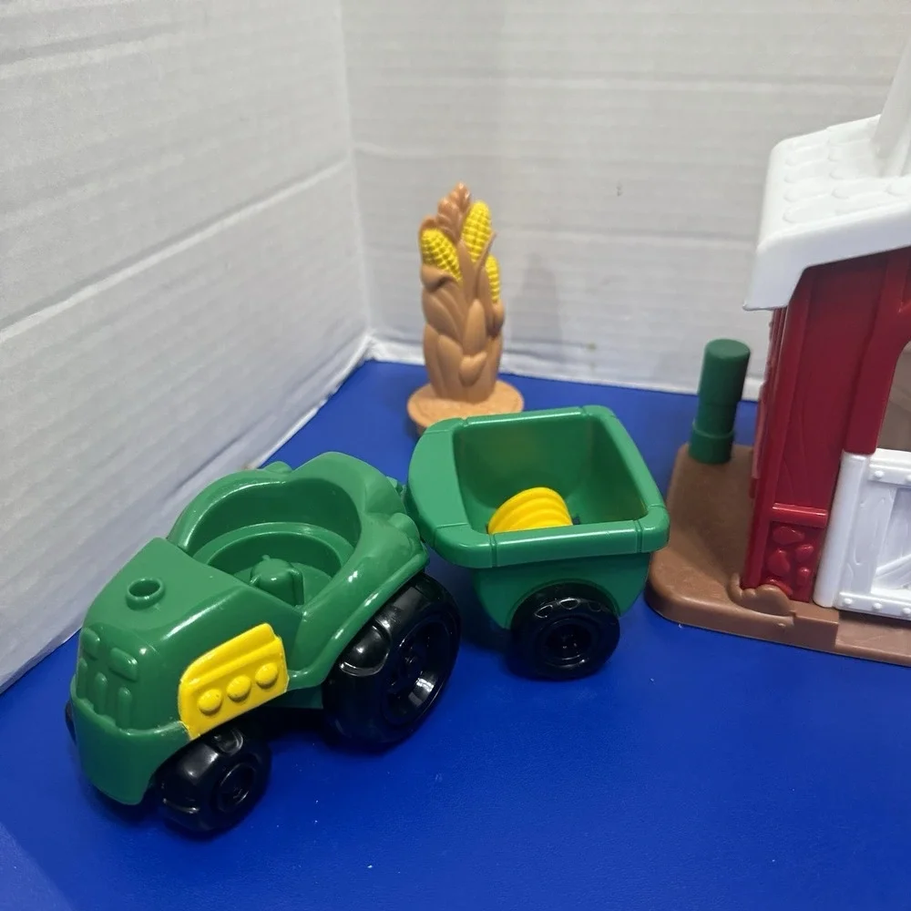 Fisher Price Little People Farm‎ Tractor Corn Hen & Water Pump Very Nice